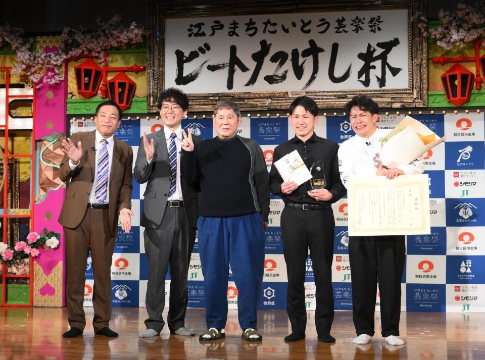 取材に登場した（左から）ナイツ・塙宣之と土屋伸之、ビートたけし、優勝したスパイシーガーリック・片山智勝とジョン（撮影・堀内翔）