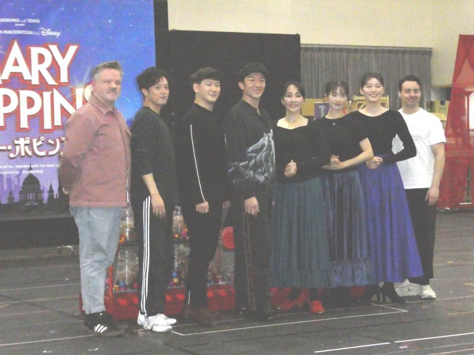 意気込みを語った（左から）マーク・ヘッジズ、上川一哉、小野田龍之介、大貫勇輔、濱田めぐみ、笹本玲奈、朝夏まなと、リチャード・ジョーンズ