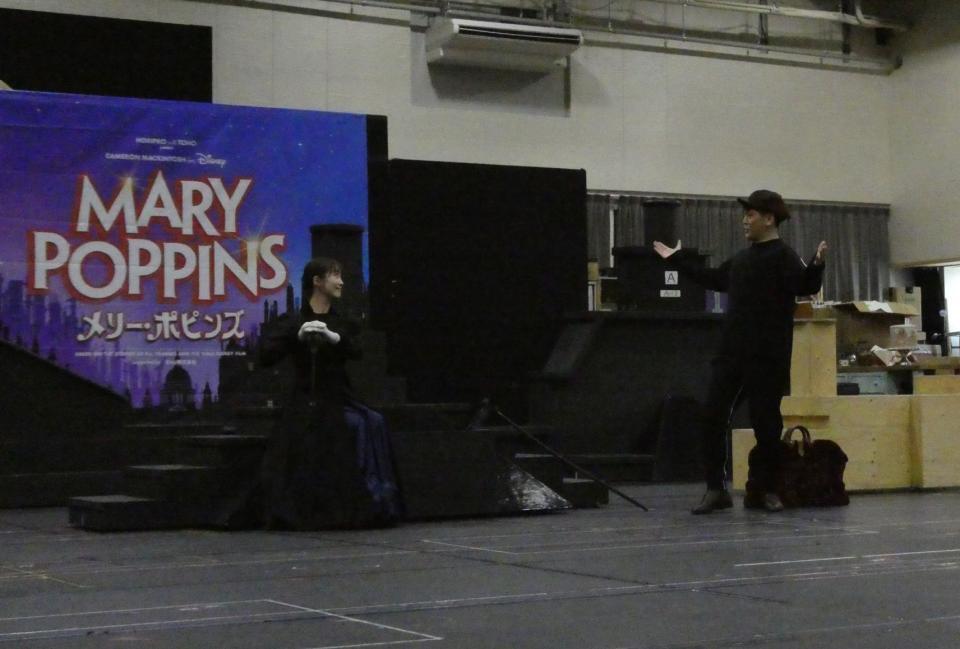 演技を行う（左から）笹本玲奈、小野田龍之介