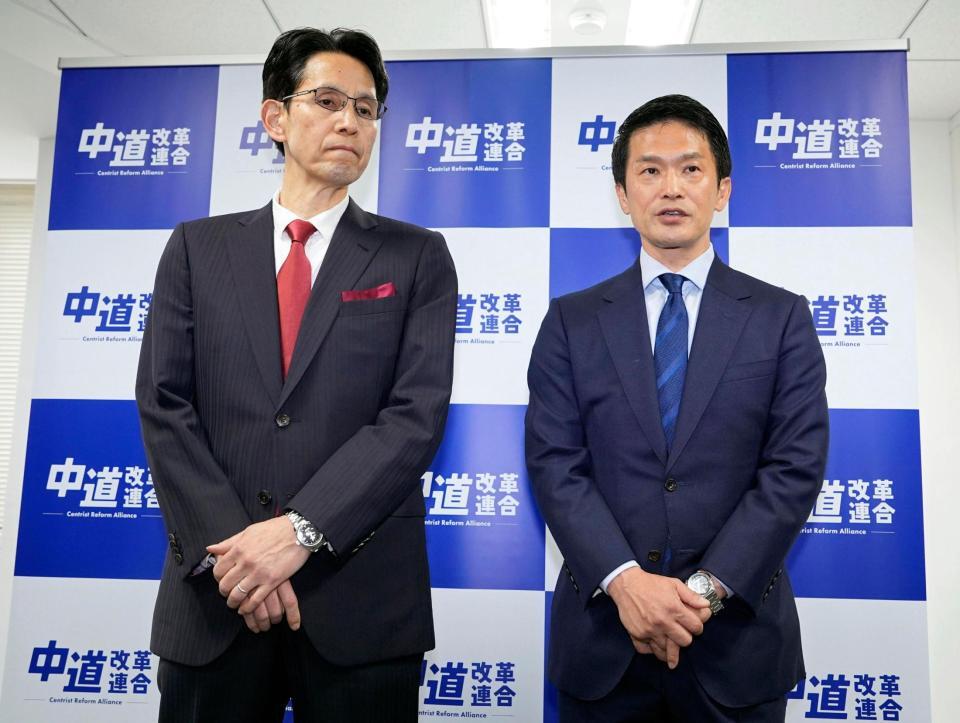 報道陣の取材に応じる中道改革連合の階猛氏（左）と小川淳也氏