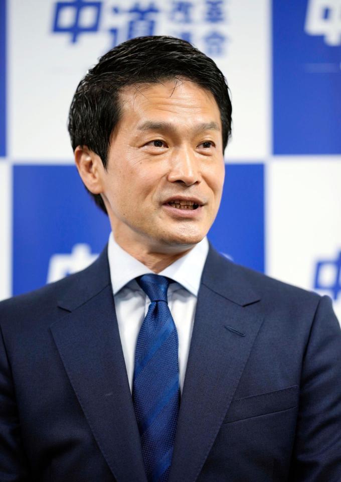 報道陣の取材に応じる中道改革連合の小川淳也氏