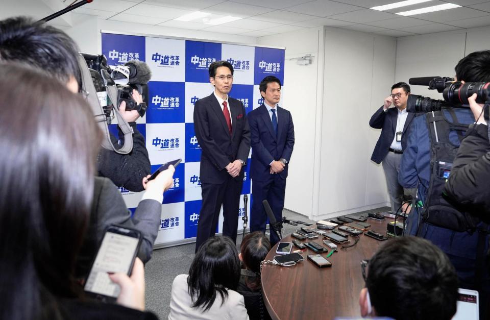 報道陣の取材に応じる中道改革連合の階猛氏（中央左）と小川淳也氏＝13日午前、東京・永田町の党本部