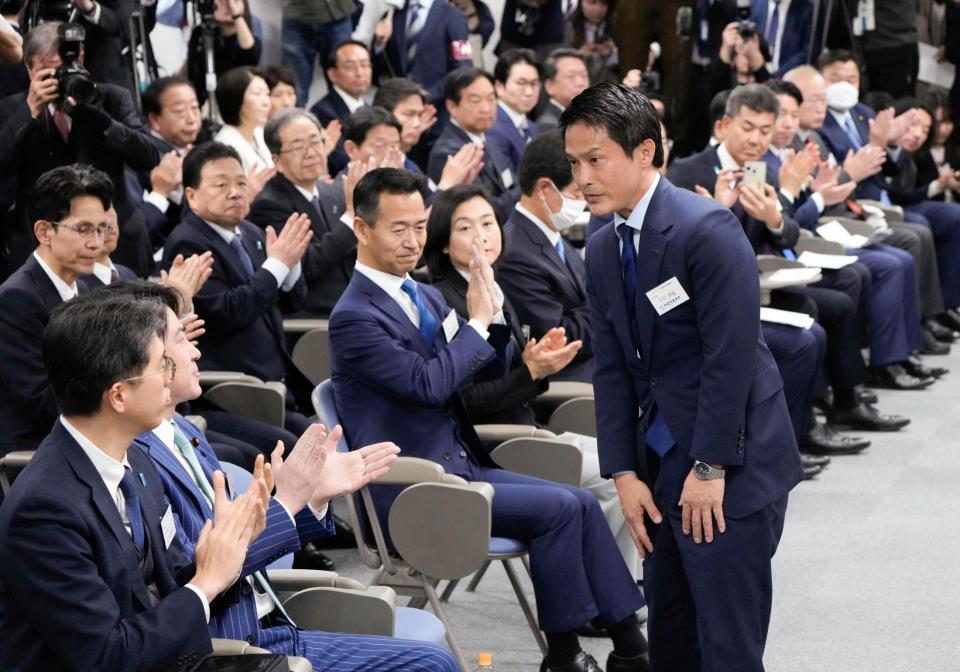 中道改革連合の新代表に選出され、拍手に応える小川淳也氏＝13日午後、東京・永田町の党本部