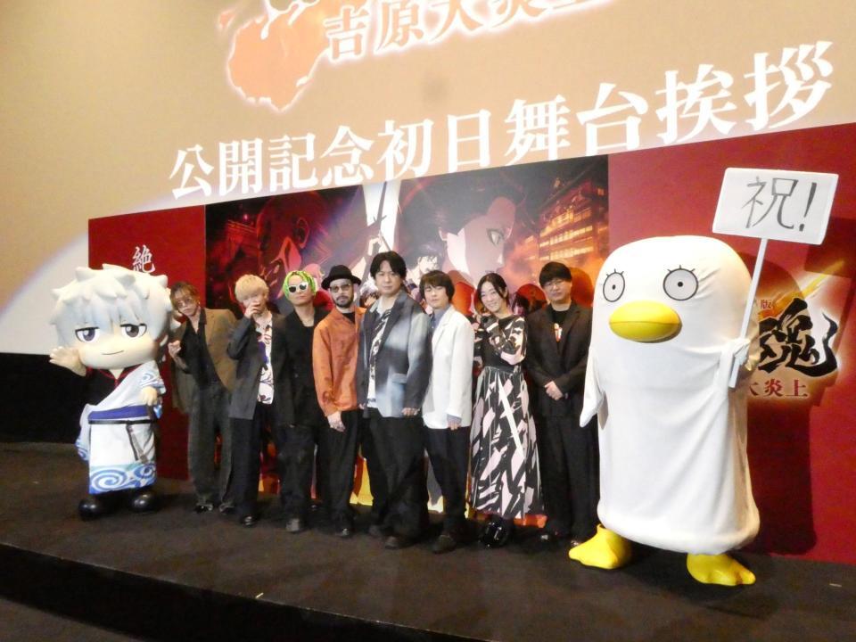 撮影に応じる（左から）銀時、渋谷龍太、柳沢亮太、上杉研太、藤原“３７才”広明、杉田智和、阪口大助、釘宮理恵、安藤尚也監督、エリザベス