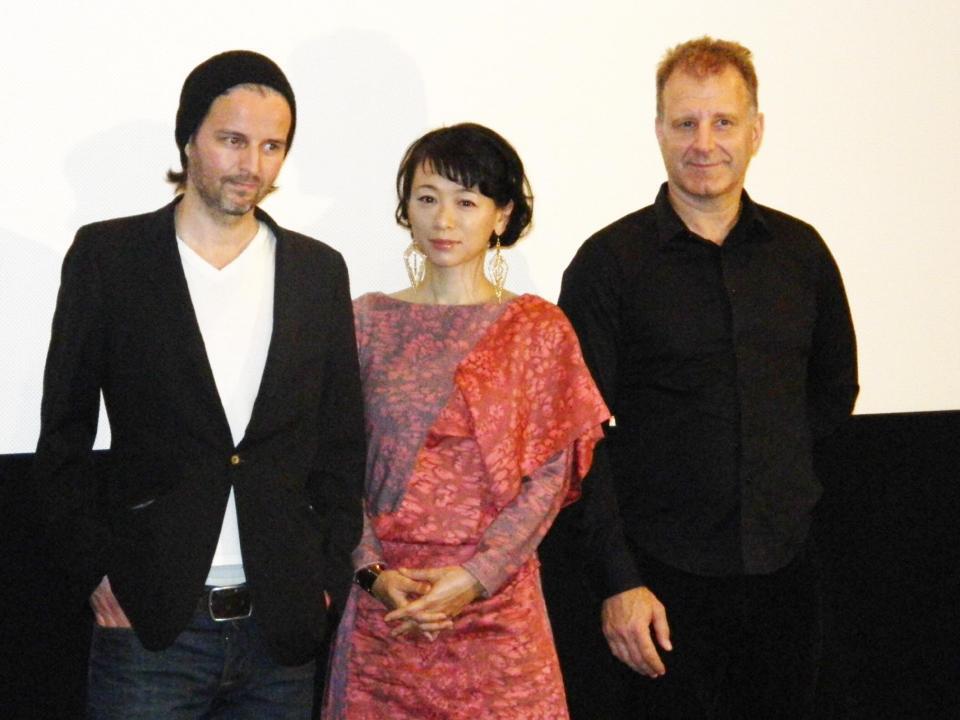 　映画「レイキャヴィク・ホエール・ウォッチング・マサカー」公開初日あいさつに登場した裕木奈江（中央）＝２０１１年６月