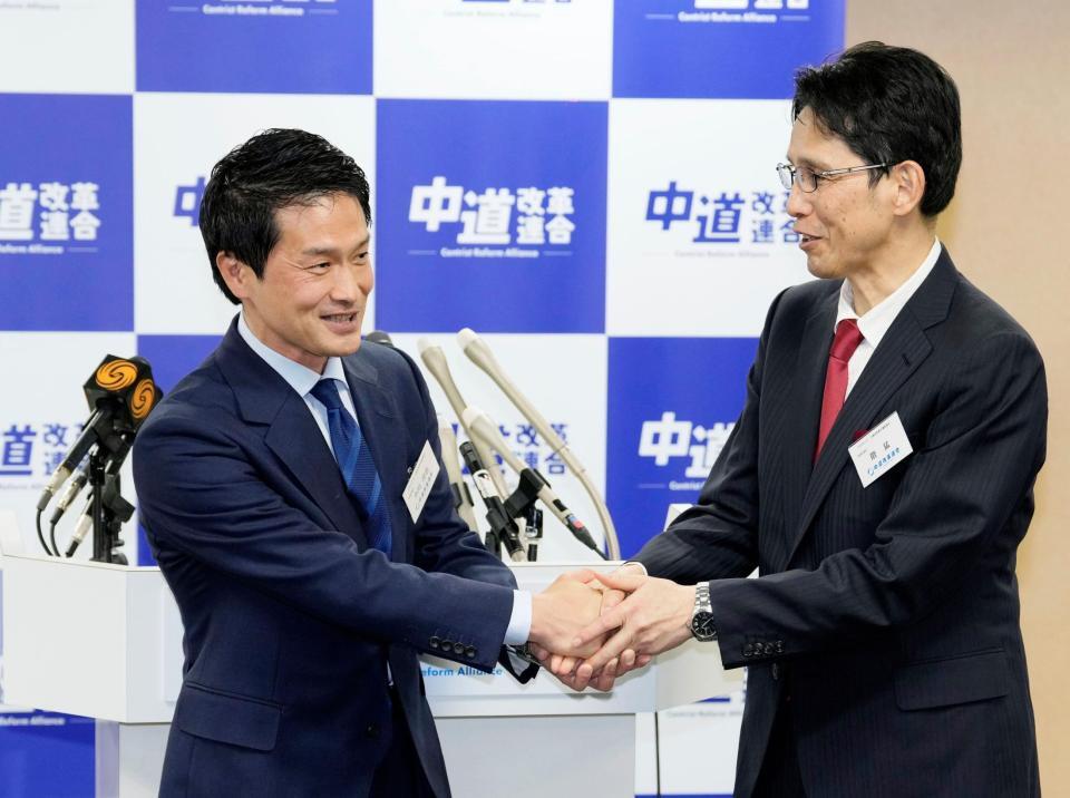 　中道改革連合の新代表に選出され、階猛氏（右）と握手する小川淳也氏