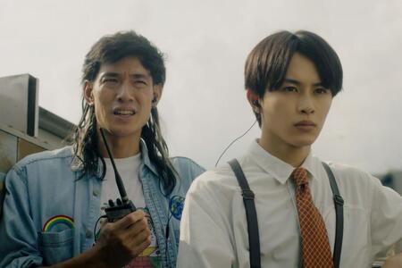 　草川拓弥（右）と中島歩（©「俺たちバッドバーバーズ」製作委員会）