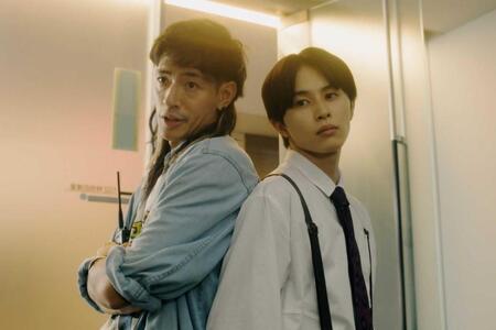 　草川拓弥（右）と中島歩（©「俺たちバッドバーバーズ」製作委員会）