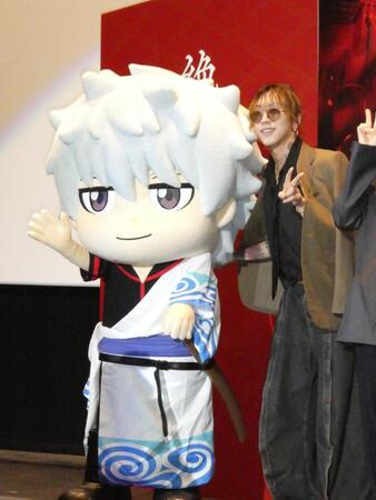 銀時と笑顔で撮影に応じる（右の）渋谷龍太