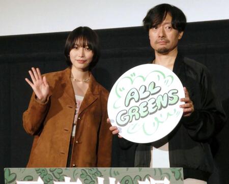 　撮影に応じる南沙良（左）と児山隆監督