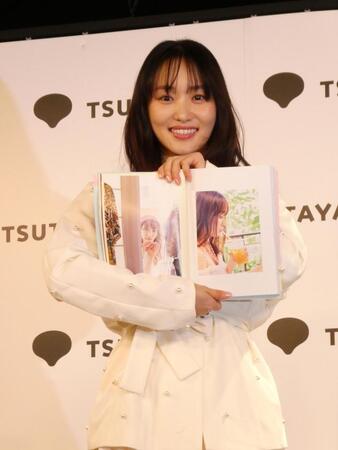 写真集を持って撮影に応じる菅井友香