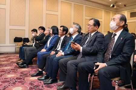 宮城４区で中道改革連合の安住淳氏の敗北が報じられ、落胆する支持者ら＝８日