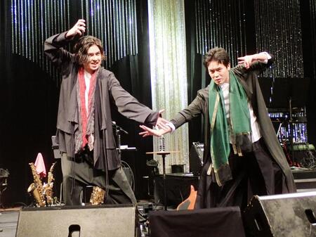 兄の木村竜蔵（左）と「風神雷神」のポーズを決める木村徹二