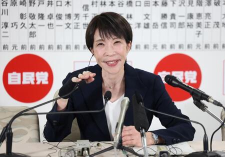 取材に応じる自民党総裁の高市早苗首相＝８日午後１０時５０分、自民党本部（撮影・石井剣太郎）