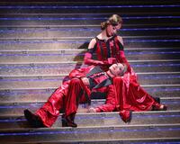 大階段での永久輝せあ（左）、星空美咲＝宝塚大劇場