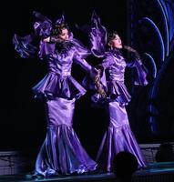 ショーのオープニングに登場した極美慎（左）聖乃あすか