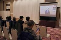 宮城４区での敗北が報じられ、オンライン中継で支持者らに謝罪する中道改革連合の安住淳氏＝８日