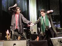 兄の木村竜蔵（左）と「風神雷神」のポーズを決める木村徹二