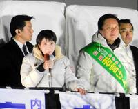 マイク納めを行った高市早苗首相（左）＝７日