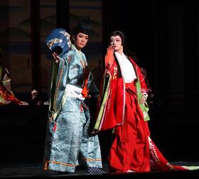 芝居で連舞する永久輝せあ（左）、星空美咲