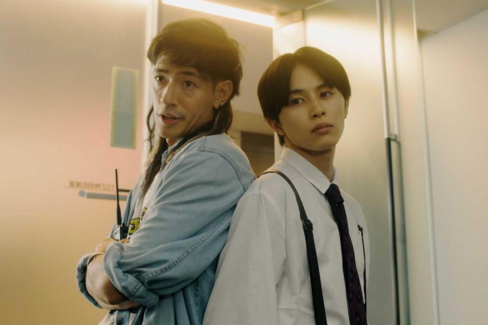 　草川拓弥（右）と中島歩（©「俺たちバッドバーバーズ」製作委員会）