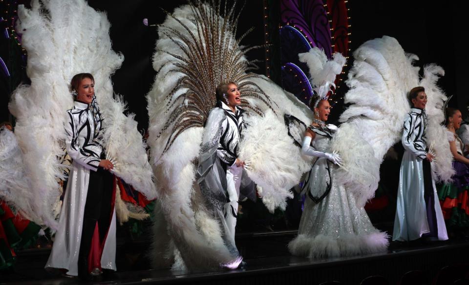 フィナーレで銀橋に並ぶ（左から）聖乃あすか、永久輝せあ、星空美咲、極美慎