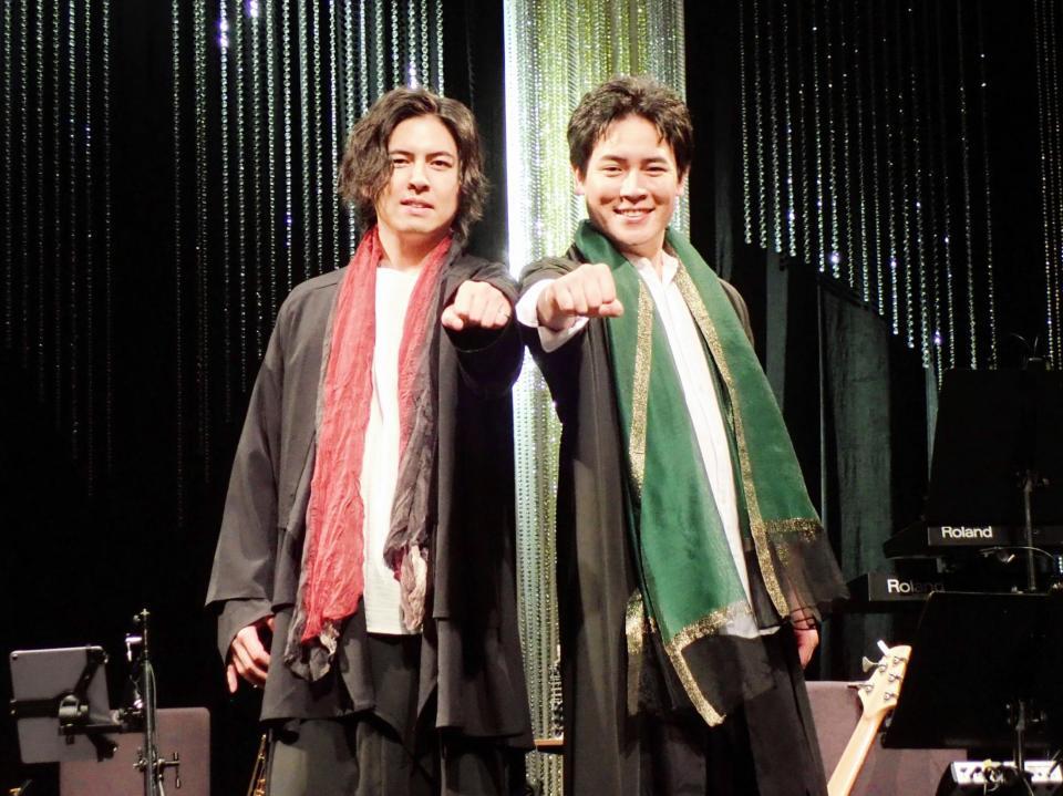 兄の木村竜蔵（左）とポーズを決める木村徹二