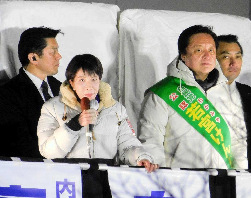 マイク納めを行った高市早苗首相（左）＝７日