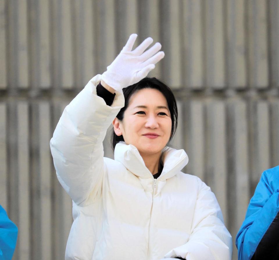 ２月４日、ＪＲ吹田駅前で選挙活動を行う松川るい参院議員
