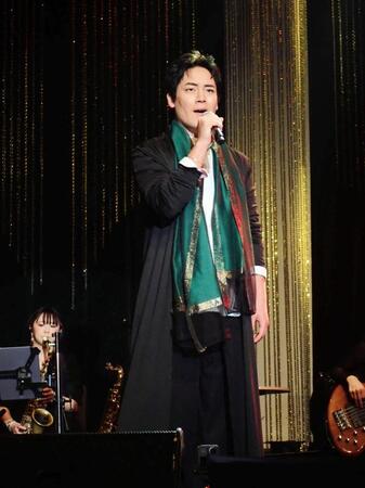新曲「風神雷神」を熱唱する木村徹二＝日本橋三井ホール