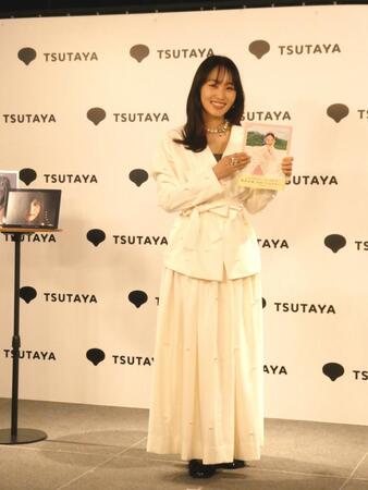 写真集を持って撮影に応じる菅井友香