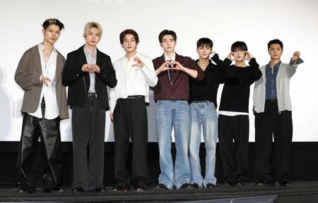 ＥＮＨＹＰＥＮの（左から）ＮＩ-ＫＩ、ＨＥＥＳＥＵＮＧ、ＪＡＫＥ、ＳＵＮＧＨＯＯＮ、ＪＵＮＧＷＯＮ、ＳＵＮＯＯ、ＪＡＹ（撮影・佐々木彰尚）