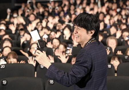 歓声に笑顔を見せる福山雅治