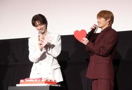 ケーキをデコレーションするＭ！ＬＫ・山中柔太朗（左）と超特急・高松アロハ（撮影・石井剣太郎）