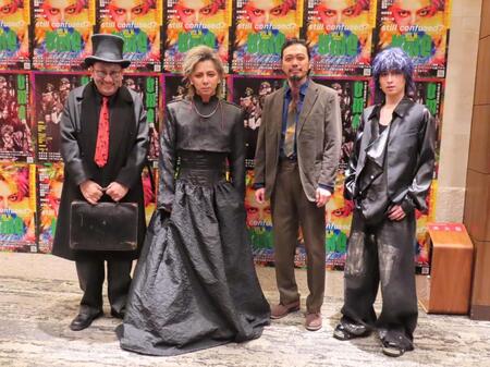 舞台開演前に取材に応じた（左から）街裏ぴんく、松岡充、丸尾丸一郎、阪本奨梧