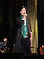 新曲「風神雷神」を熱唱する木村徹二＝日本橋三井ホール