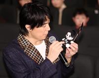 自身を模した人形を手にする福山雅治（撮影・石井剣太郎）