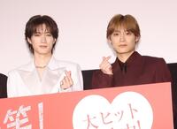 ポーズをとるＭ！ＬＫ・山中柔太朗（左）と超特急・高松アロハ（撮影・石井剣太郎）