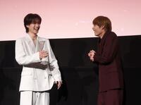 ｈｉｔｏｍｉの登場に驚くＭ！ＬＫ・山中柔太朗（左）と超特急・高松アロハ（撮影・石井剣太郎）