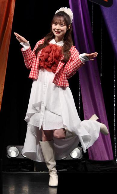 　ポーズを決める高柳明音