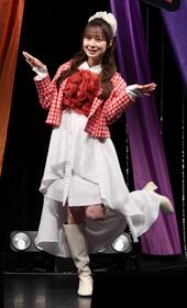 　ポーズを決める高柳明音