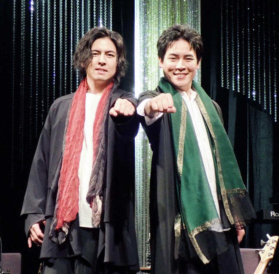 兄の木村竜蔵（左）とポーズを決める木村徹二