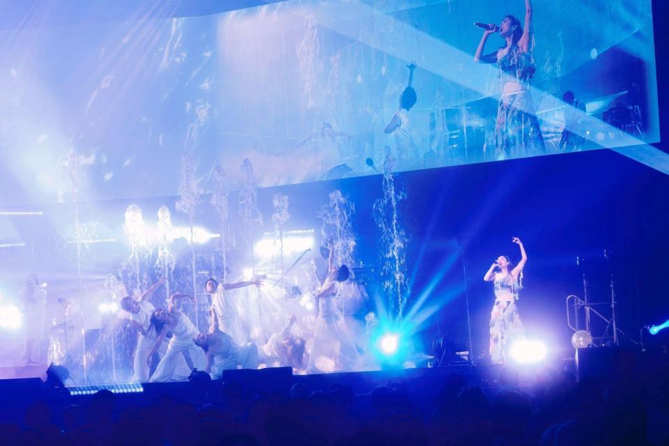 ダンサーや噴水の演出でも魅了したｍｉｌｅｔ