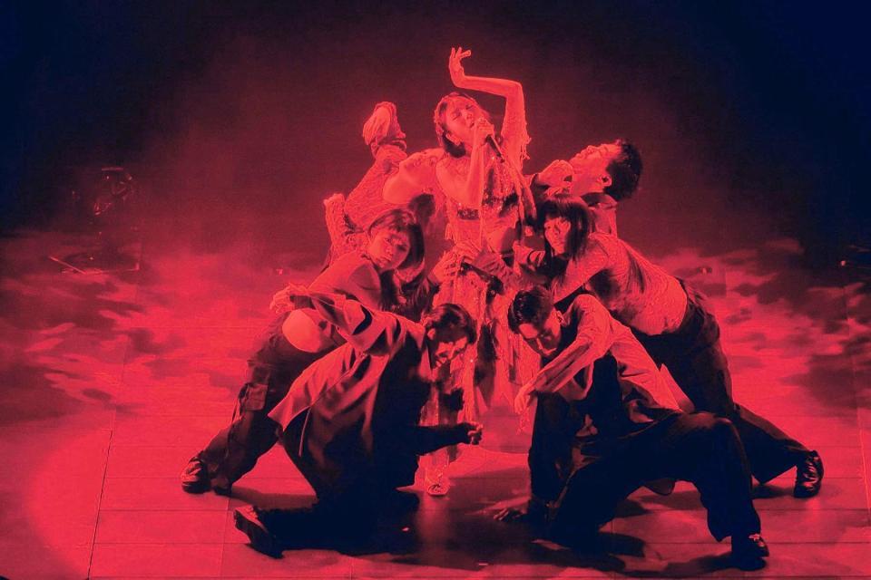 ダンサーとの初共演に挑戦したｍｉｌｅｔ（中央）