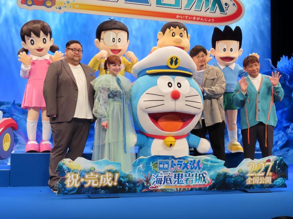 イベントに出席した（前列左から）矢嶋哲生監督、平愛梨、平子祐希、酒井健太