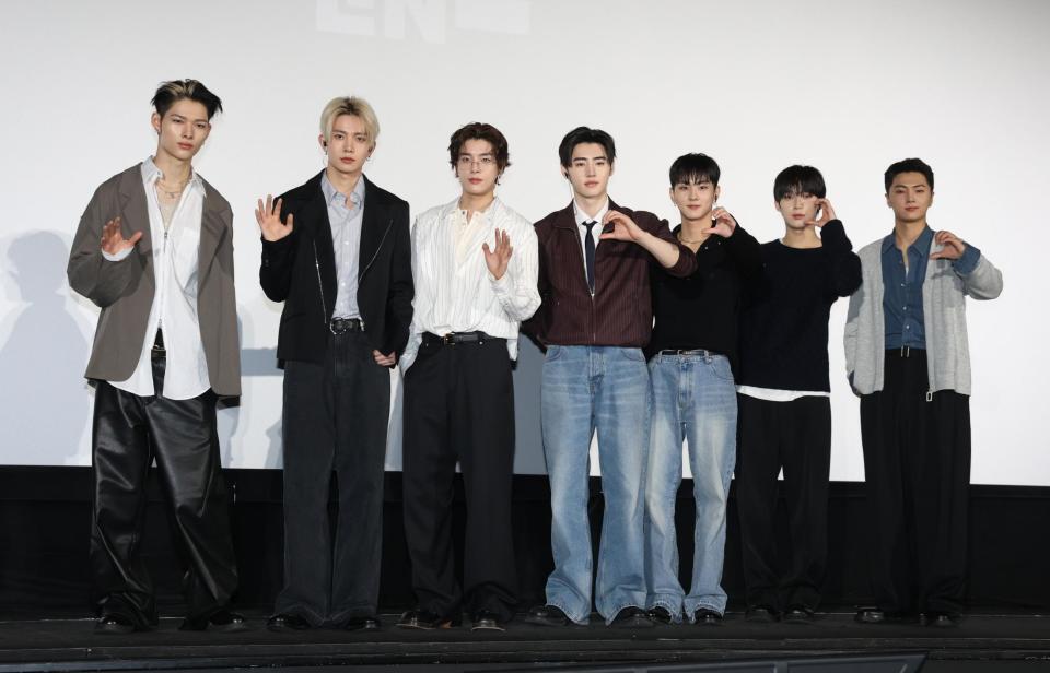 （左から）ＮＩ-ＫＩ、ＨＥＥＳＥＵＮＧ、ＪＡＫＥ、ＳＵＮＧＨＯＯＮ、ＪＵＮＧＷＯＮ、ＳＵＮＯＯ、ＪＡＹ（撮影・佐々木彰尚）