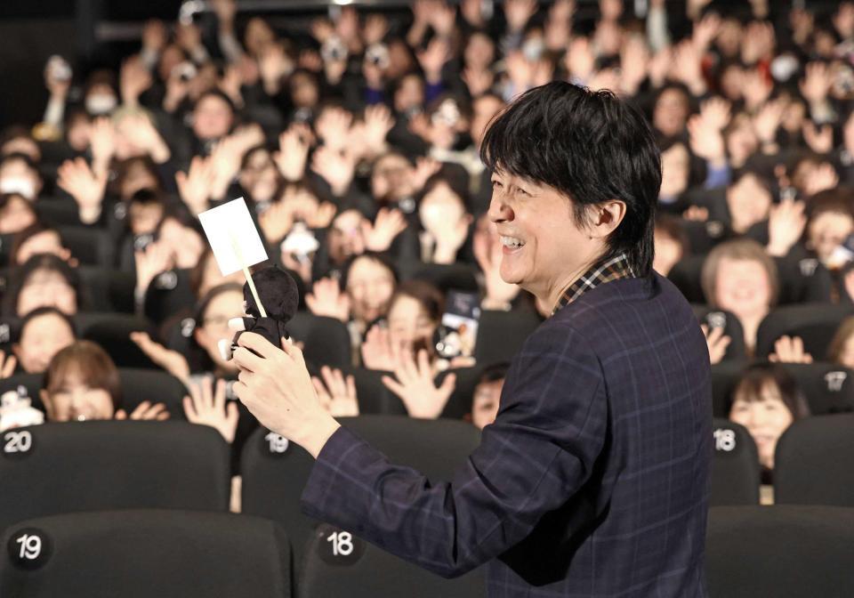 歓声に笑顔を見せる福山雅治