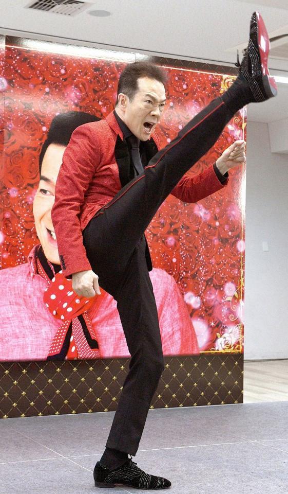 足をあげる田原俊彦=２４年