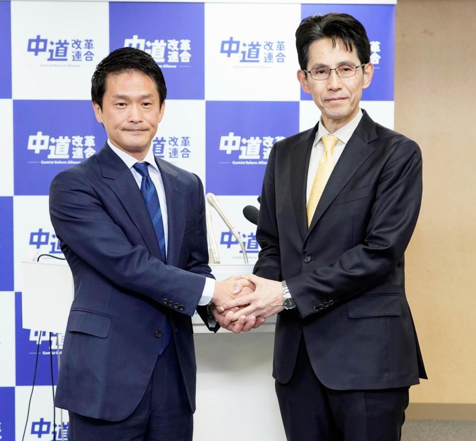 中道改革連合の代表選立候補の届け出後、共同記者会見で握手する小川淳也氏（左）と階猛氏（共同）