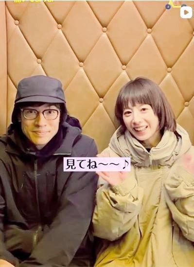 夫婦役を演じた夏帆と。「探偵さん、リュック開いてますよ」の公式インスタグラム＠ｔａｎｔｅｉｓａｎ＿ｅｘより